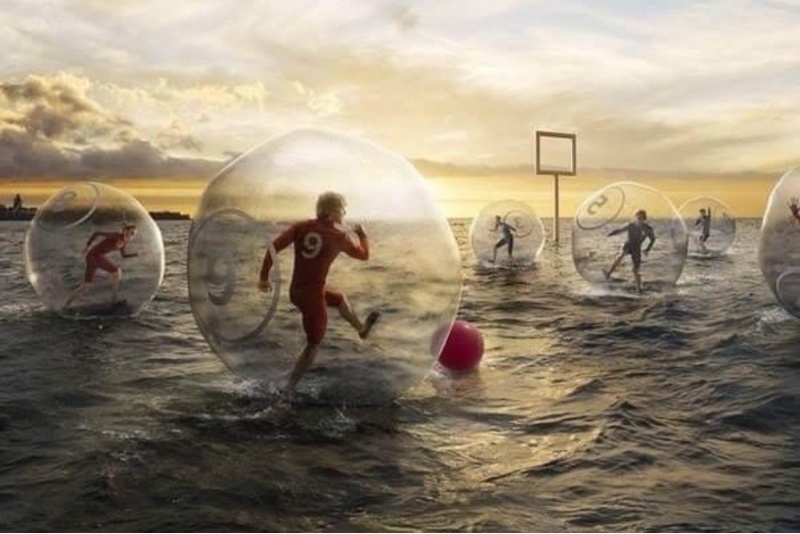 Увлекательное развлечение с водным мячом