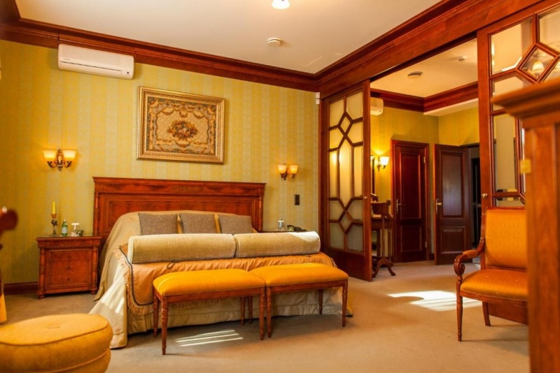 Nakšņošana elegantajā Nefrīta numurā viesnīcā "TB Palace Hotel & SPA"