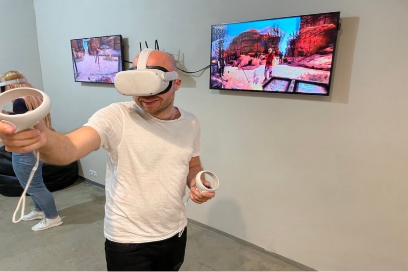 Virtuālās realitātes izklaide draugu grupai no GUNSnLASERS