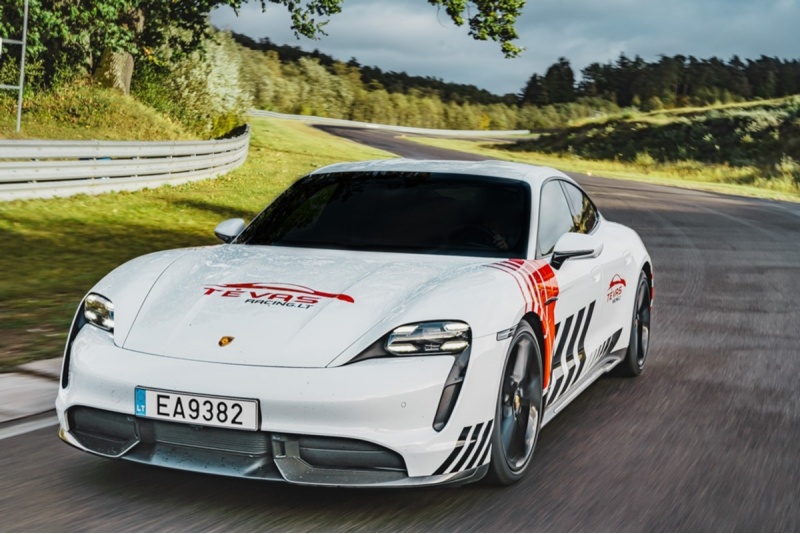 Управляйте спортивным Porsche Taycan Turbo S по кольцевой трассе Нямунаса.