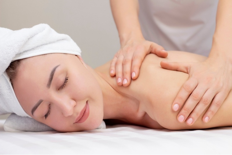 Лечебный массаж спины и шеи от IK Cosmetology в Риге