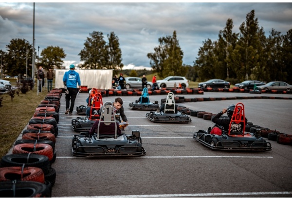 Kartingu sacensības 5 personām