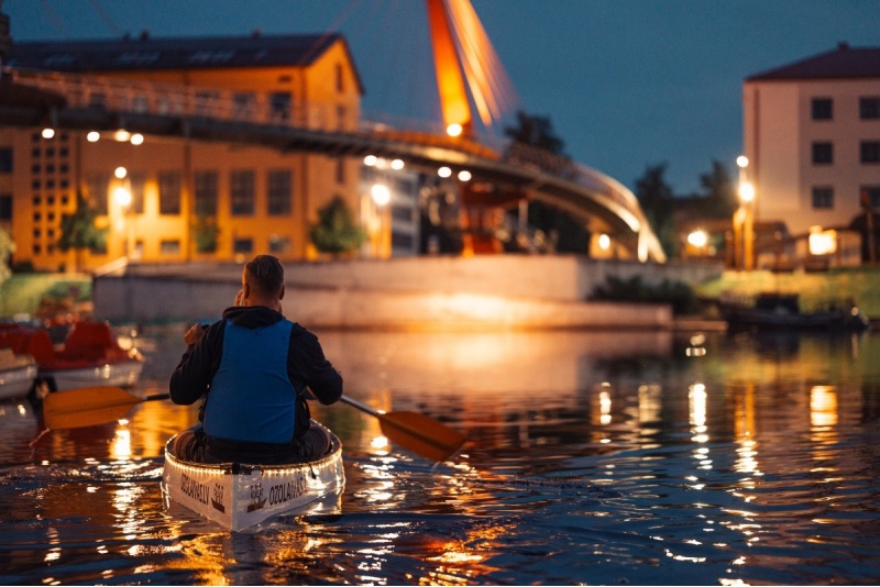 Romantisks saulrieta brauciens ar kanoe laivām pa izgaismoto Jelgavu