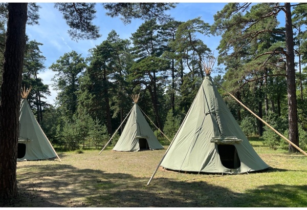 Nakšņošana Tipi teltī priežu ieskautā mežā Liepājā