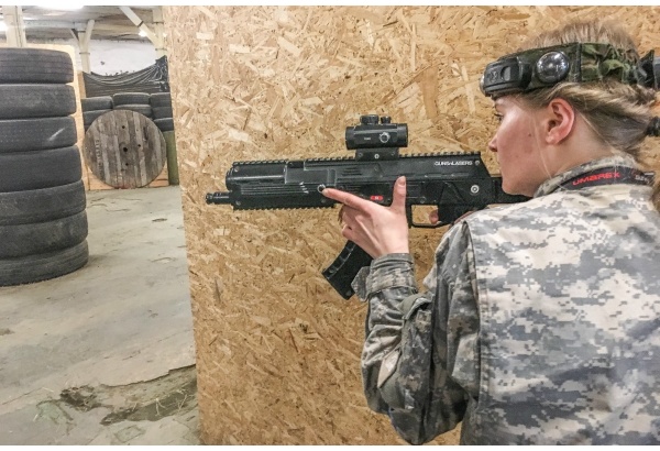 Vienas stundas lāzertag spēle sešām personām no "GUNSnLASERS" Rīgā