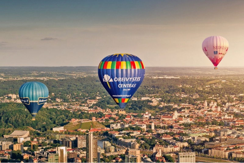 Lidojums ar gaisa balonu virs jūsu izvēlētās pilsētas ar "Aviācijas centru"
