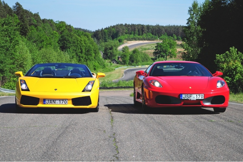 Попробуйте Ferrari F430 VS Lamborghini Gallardo в Nemuno Žiedas в Каунасе