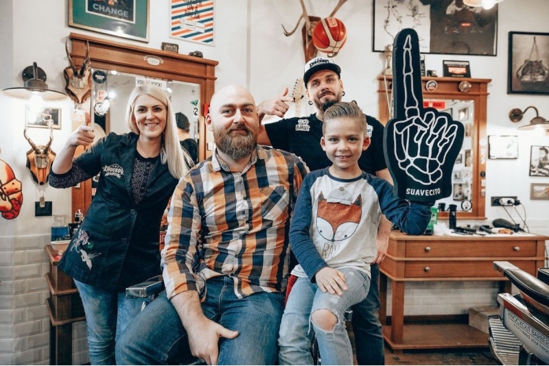 Matu griezums Tēvs + dēls Knockout Barber Shop Rīgā